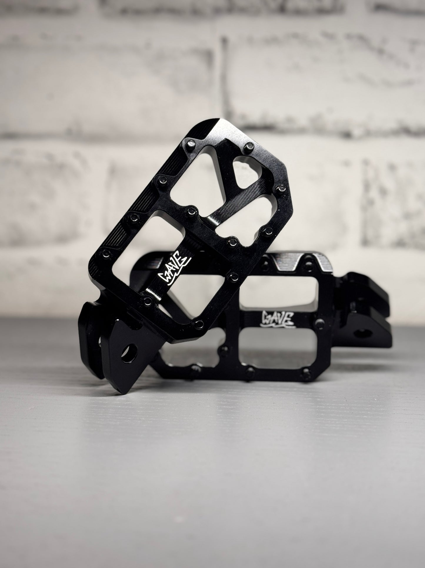 BLACK WAVE WIDE PEGS