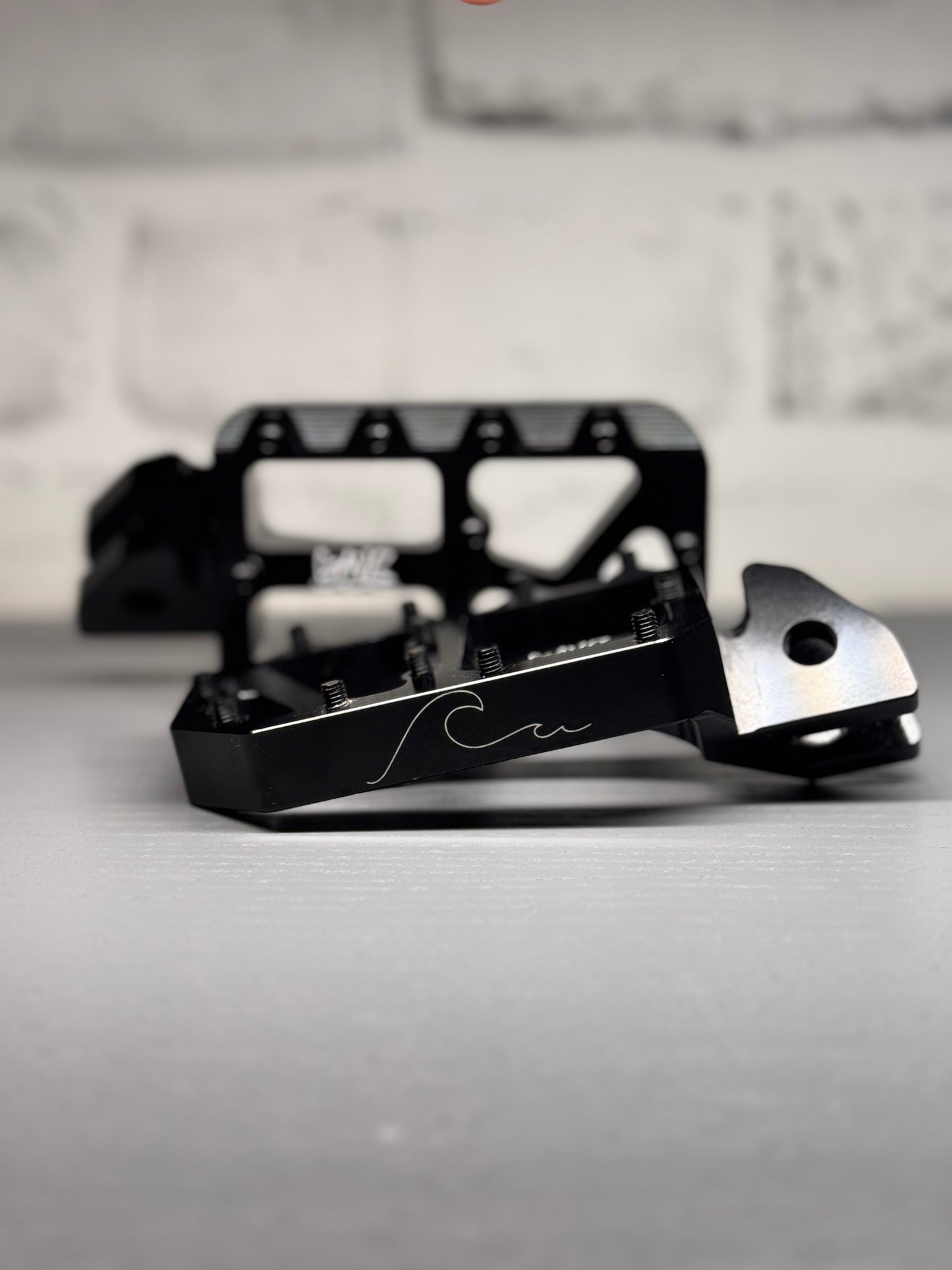 BLACK WAVE WIDE PEGS